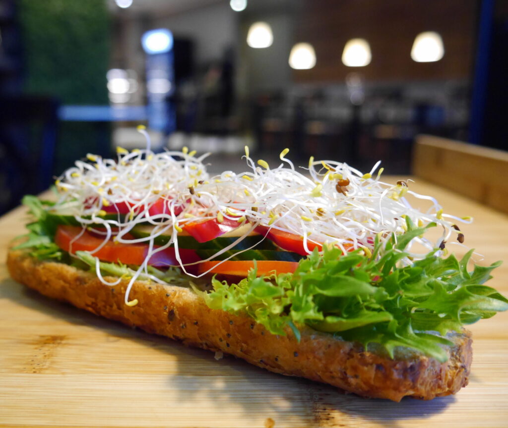 Teeme lisaks hommikupudrule lõuna ajal ka erinevaid toitvaid soolaseid putrusid. Nii Tartus kui Tallinnas. Menüüs on tatrapuder päikesekuivatatud tomatite ja ka